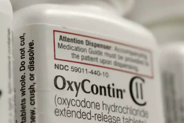 Συσκευασία του φαρμάκου OXYCONTIN, ένα ισχυρό οπιοειδές αναλγητικό για τη διαχείριση μέτριου έως σοβαρού χρόνιου πόνου. Εμφανίζεται το κουτί με τη χαρακτηριστική επισήμανση.