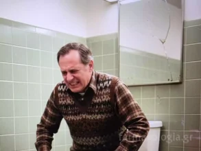 Άνδρας με έντονο πόνο, σύμπτωμα που δείχνει πόσες μέρες μπορεί να κρατήσουν οι αιμορροΐδες.