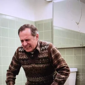 Άνδρας με έντονο πόνο, σύμπτωμα που δείχνει πόσες μέρες μπορεί να κρατήσουν οι αιμορροΐδες.