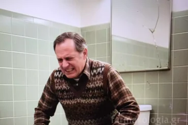 Άνδρας με έντονο πόνο, σύμπτωμα που δείχνει πόσες μέρες μπορεί να κρατήσουν οι αιμορροΐδες.