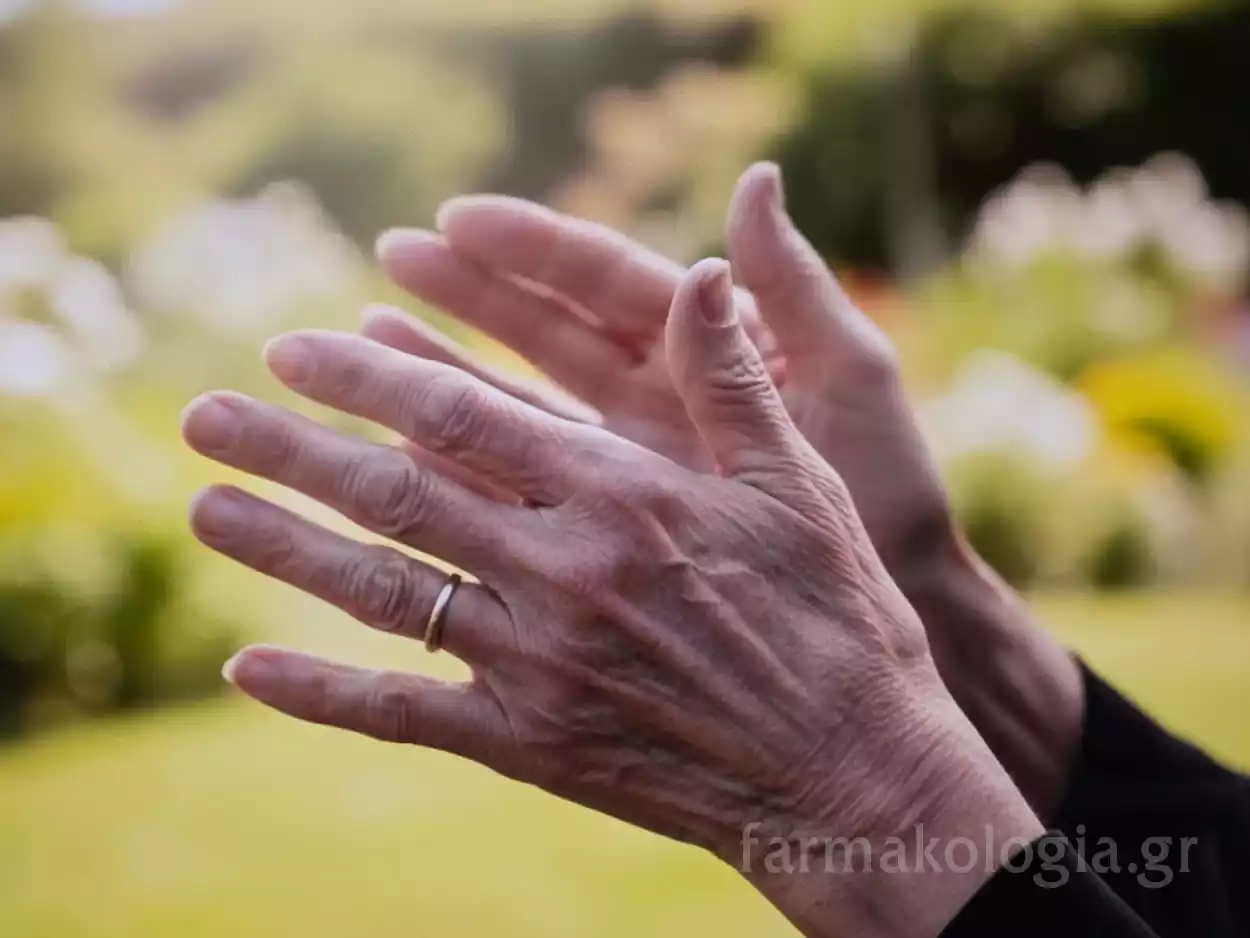 Κοντινό σε χέρια ηλικιωμένου, πιθανή αναφορά στον τρόμο, ένα από τα κύρια σημάδια του Πάρκινσον.