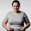 Μια γυναίκα μετρά τη μέση της, αποτυπώνοντας την πρόκληση της απώλειας κιλών με δίαιτες.