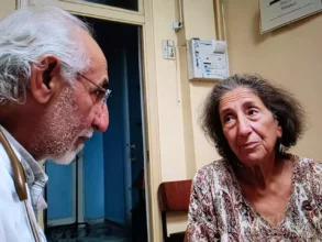 Καρκίνος εντέρου συμπτώματα: Γιατρός συζητά με ασθενή σε κλινικό περιβάλλον