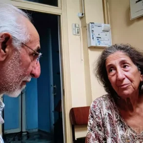 Καρκίνος εντέρου συμπτώματα: Γιατρός συζητά με ασθενή σε κλινικό περιβάλλον