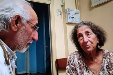 Καρκίνος εντέρου συμπτώματα: Γιατρός συζητά με ασθενή σε κλινικό περιβάλλον