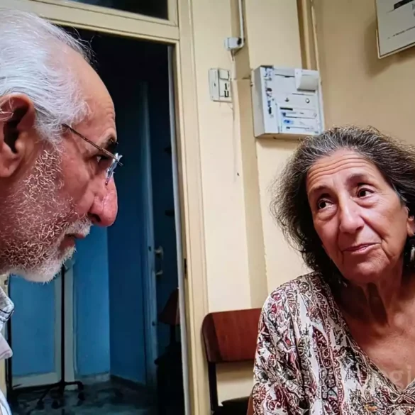 Καρκίνος εντέρου συμπτώματα: Γιατρός συζητά με ασθενή σε κλινικό περιβάλλον