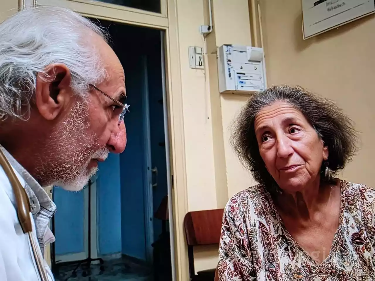 Γιατρός συζητά με ασθενή για πιθανά συμπτώματα καρκίνου του εντέρου σε κλινικό περιβάλλον
