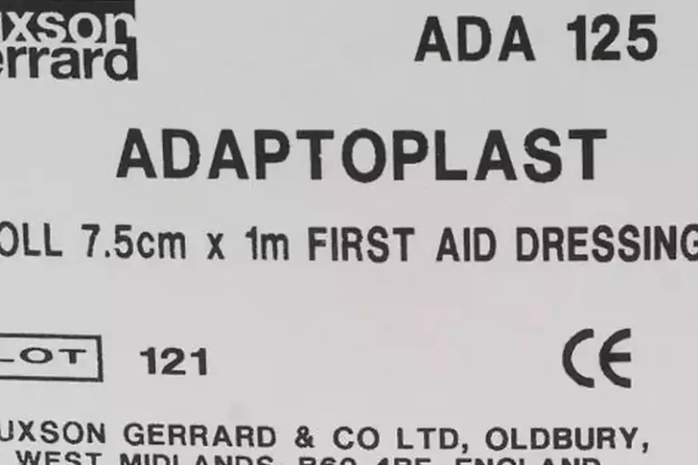 Το κουτί του ADAPTOPLAST περιέχει ειδικά σχεδιασμένα επιθέματα για στοχευμένη δράση.