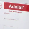 Το κουτί του Adalat περιέχει δισκία ελεγχόμενης αποδέσμευσης σε συσκευασία blister.