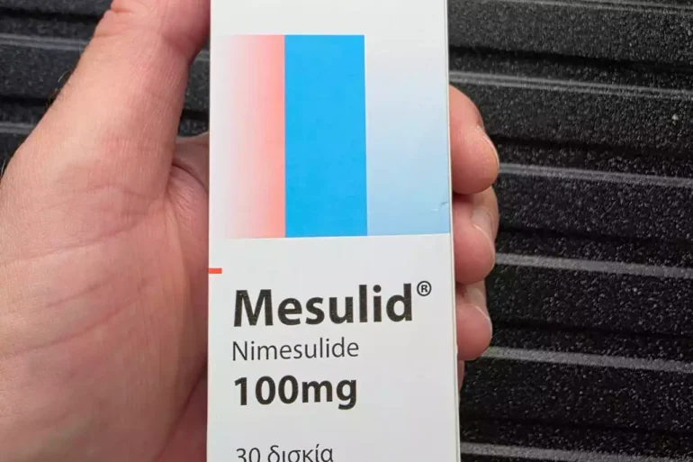 Κουτί φαρμάκου Mesulid 100mg σε δισκία για πόνο και φλεγμονή.