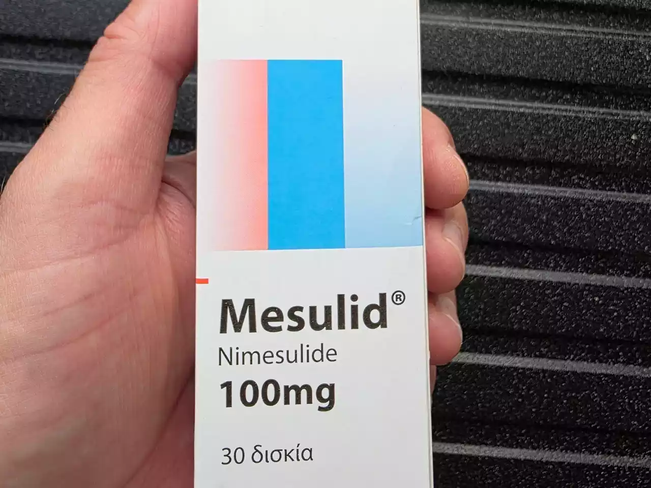Κουτί φαρμάκου Mesulid 100mg σε δισκία για πόνο και φλεγμονή.