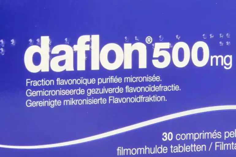 Συσκευασία με επικαλυμμένα δισκία φαρμάκου DAFLON για στοματική χορήγηση σε ασθενείς.