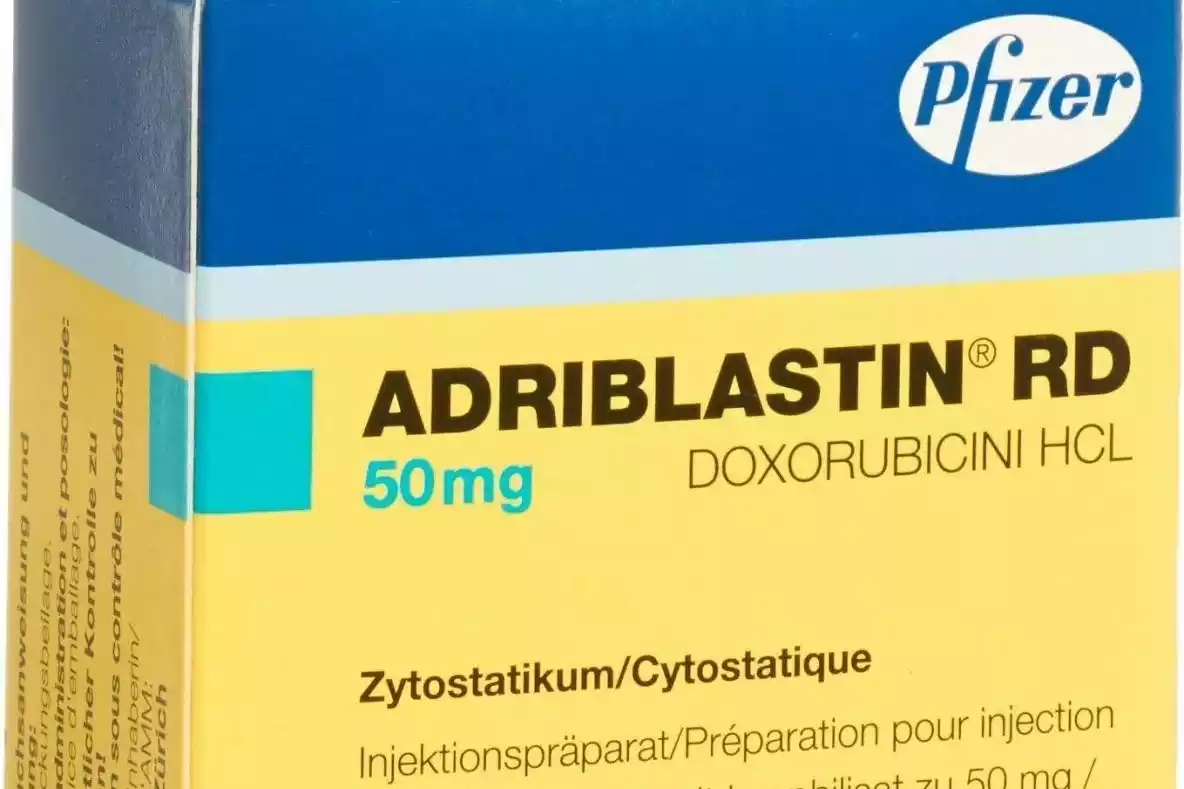 Κουτί ADRIBLASTINA ενέσιμου διαλύματος δοξορουβικίνης 50mg σε νοσοκομειακό περιβάλλον χορήγησης χημειοθεραπείας